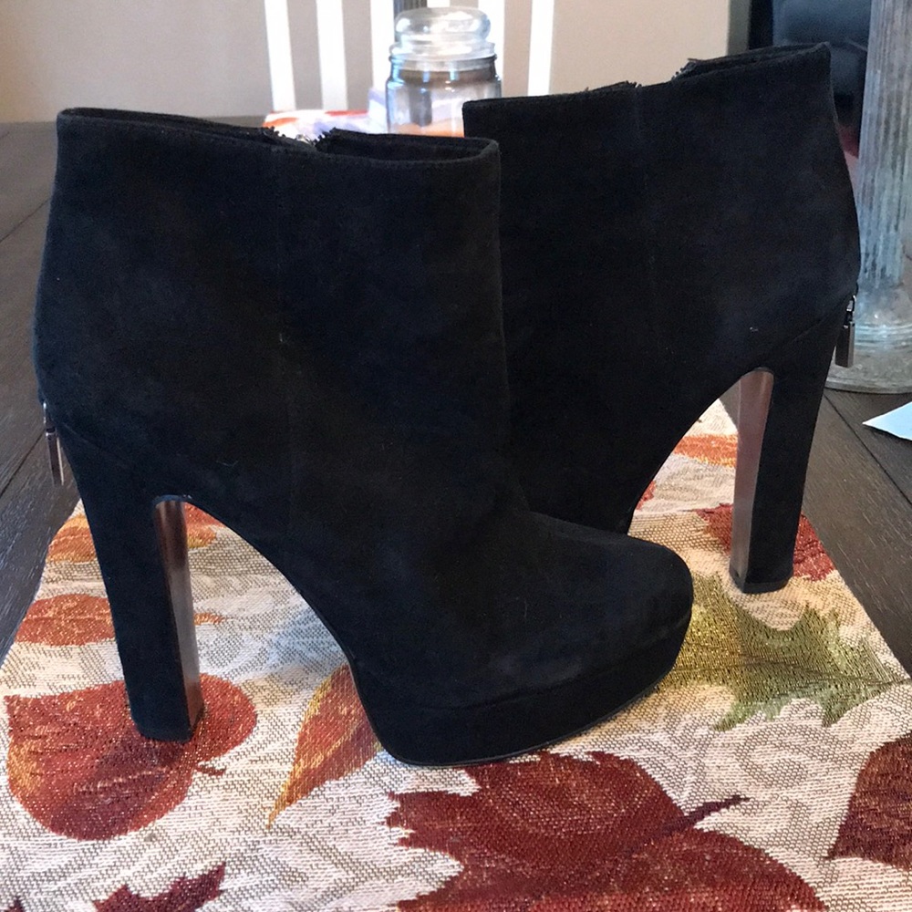 BCBG Black heels New Condition zipper back